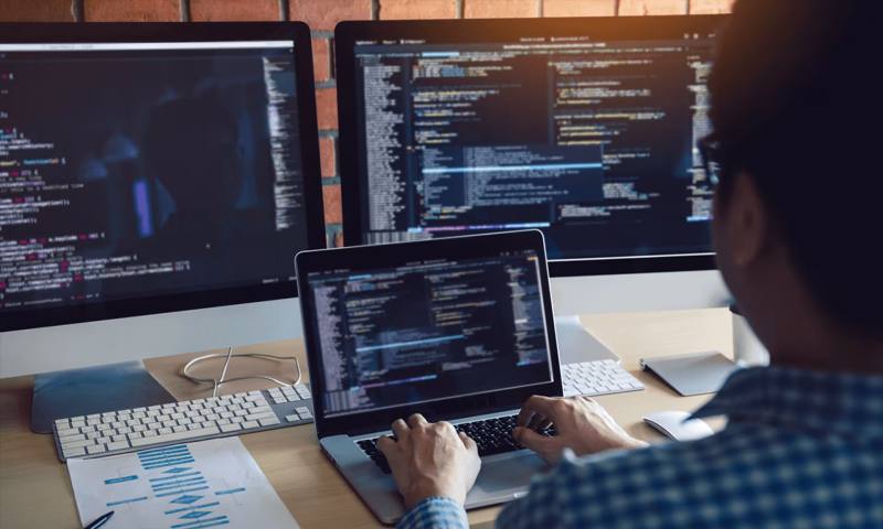 数据科学选型：R与Python如何赋能南和县网站建设？